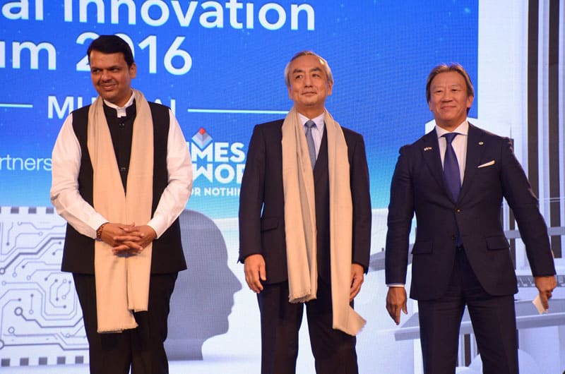 (L-R) Shri Devendra Fadnavis, Hon'ble Chief Minister of Maharashtra, His Excellency Mr. Kenji Hiramatsu, Ambassador of Japan to India, Mr. Kojin Nakakita, Managing Director, Hitachi India at the Hitachi Social Innovation Forum 2016